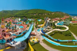 Panoramisch overzicht van Aqua Fantasy waterpark met glijbanen en zwembaden in Kusadasi Turkije.