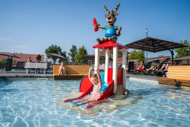 residence-lichtenvoorde-buitenzwembad-waterspeeltuin-glijbaan.jpg