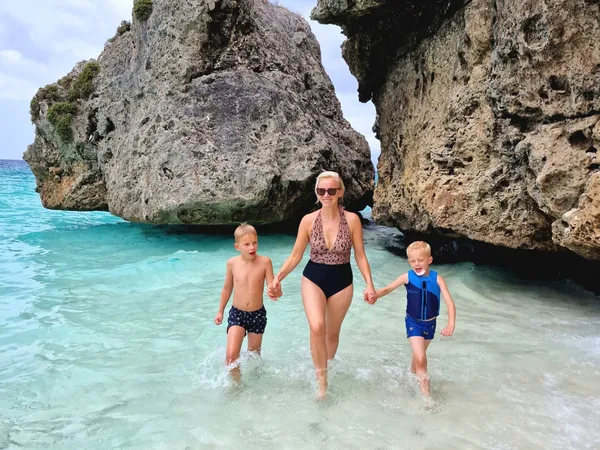 Wandelen in de branding op Cas Abao