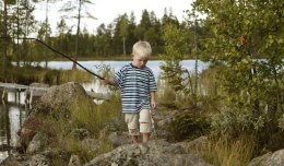 13-14-daagse autorondreis 'Lars' door Zweden - kindje met stok.jpg