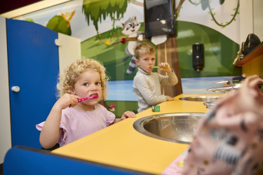 Samen tandenpoetsen tijdens de Peuterweken bij De Leistert