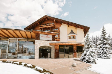 Hotel bedekt met sneeuw in de bergen van een wintersportgebied