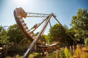 Het grote schommelschip 'De Piraat' in Attractiepark Slagharen zwaait hoog door de lucht.