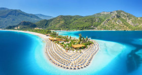 Luchtfoto van strandresort met ligbedden aan blauwe baai in Turkije