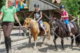 Pony rijden in de ponyranch van vakantiepark Het Land van Bartje