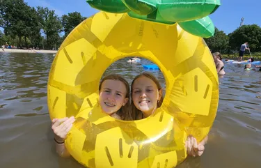 Meiden met floatie in de plas 2.jpg