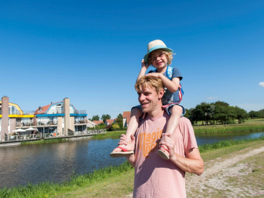 Beach Resort Ooghduyne - kindje op schouders