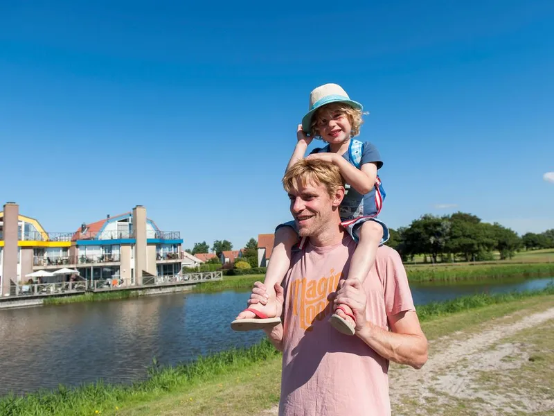 Beach Resort Ooghduyne - kindje op schouders