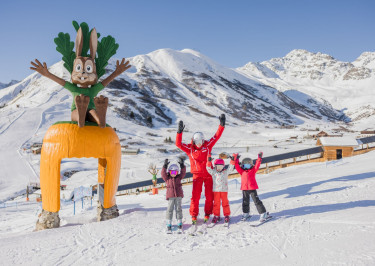 Kinderen juichen tijdens wintersport in Serfaus-Fiss-Ladis op de kinderpiste