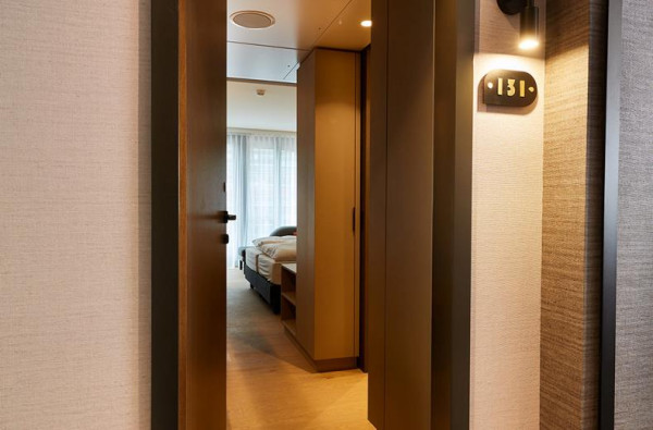 Entree van hotelkamer 131 met doorkijk naar het bed in ATLANTIC Hotel Münster 