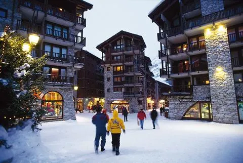Wintersport kinderen, Hotel CGH Les Suites du Nevada, hotelplein