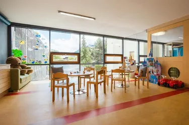 Kinderclub vol met speelgoed met uitzicht op de bergen