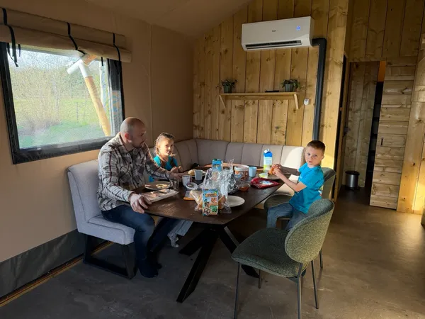 REVIEW: Nola en Moos checken Kampeerdorp de Zandstuve