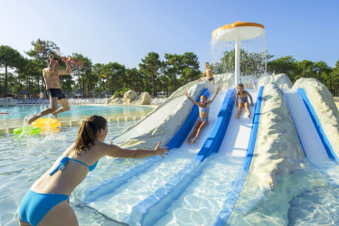 Familie-plezier-op-de-waterglijbaan-Atlantic-Club-Montalivet.jp