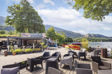 Terras van camping La Nublière aan het meer
