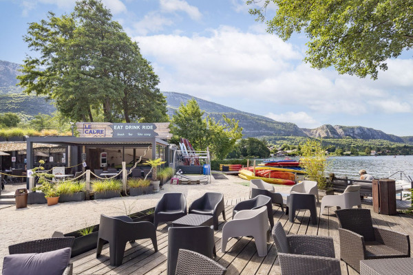 Terras van camping La Nublière aan het meer