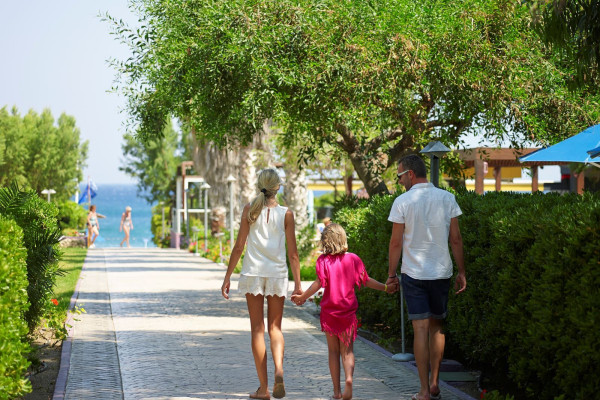 kindvriendelijk-hotel-esperides-beach-4-in-faliraki-griekenland (19).jpg