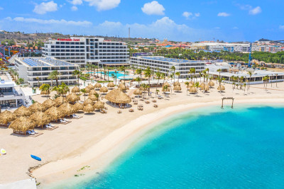 bovenaanzicht van corendon mangrove beach resort op curacao, met de zee op de voorgrond. 