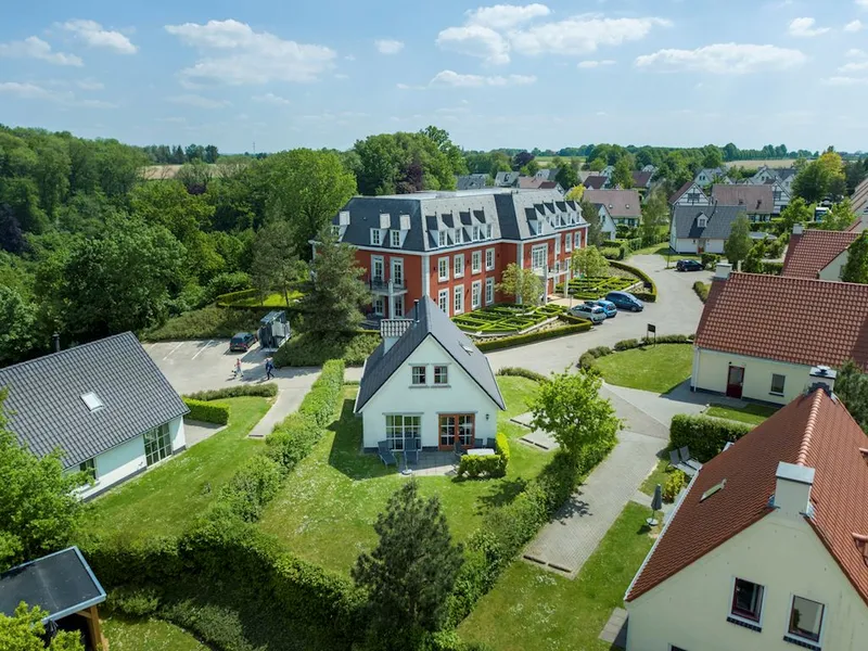 Vakantiehuizen van Landal Cauberg, gebouwd op een groene heuvel met uitzicht over het Limburgse heuvelland.