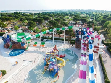 Waterpark met kleurrijke glijbanen bij Camping Union lido
