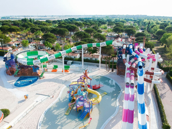 Waterpark met kleurrijke glijbanen bij Camping Union lido