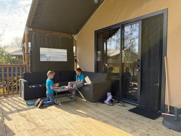 REVIEW: Nola en Moos checken Kampeerdorp de Zandstuve