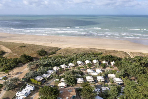 Camping van bovenaf, aan de zee