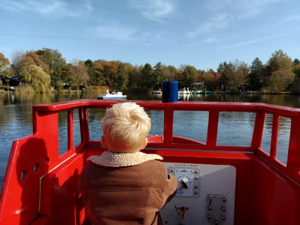 Kind stuurt brandweerboot op recreatiemeer van Center Parcs Erperheide