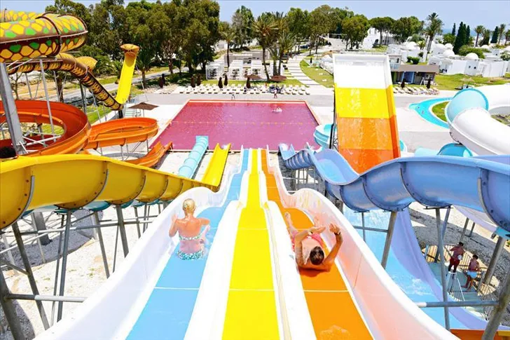 Waterpret in het waterpark met 9 glijbanen