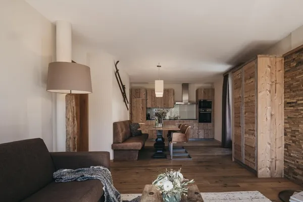 Appartement met houttinten, luxe ingericht appartement