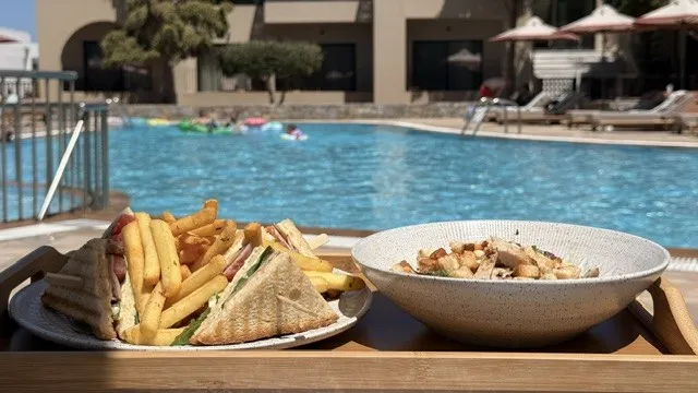 Kies je ligbed aan de pool en je butler regelt de rest