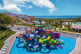 Grote overzichtsfoto vanuit de lucht van het kleurrijke aquapark van Delphin BE GRAND Resort aan zee.