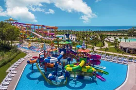 Grote overzichtsfoto vanuit de lucht van het kleurrijke aquapark van Delphin BE GRAND Resort aan zee.