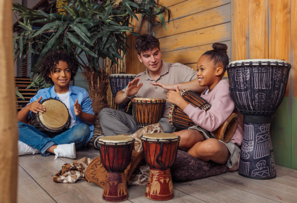 et animatieteam van Beekse Bergen geeft een leuke djembé workshop aan blije kinderen