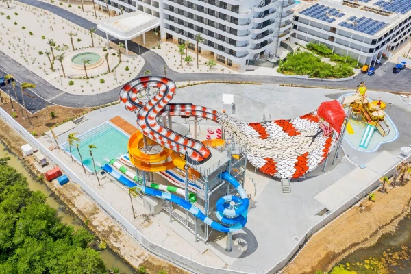 Bovenaanzicht van hotel met waterpark, kleurrijke glijbanen