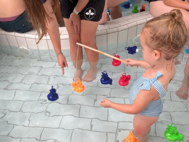 Visjes vangen in het zwembad tijdens de Peuterweken bij De Leistert