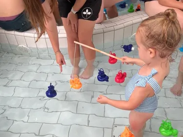 Visjes vangen in het zwembad tijdens de Peuterweken bij De Leistert