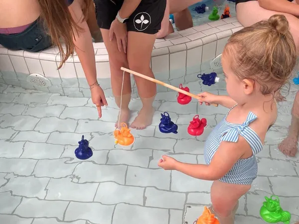 Visjes vangen in het zwembad tijdens de Peuterweken bij De Leistert