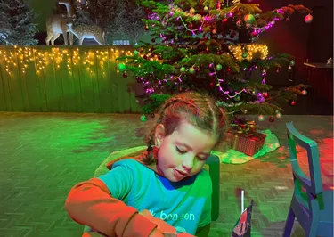 Terracotta en Goudkleur Elegante Stijl 90e Verjaardag Uitnodiging Liggende Kaart (44).png