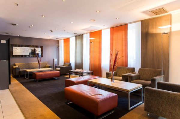 Lobby en lounge met comfortabele zitjes in Mercure Hotel Duisburg City
