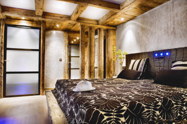 Wintersport kinderen, Hotel CGH Les Suites du Nevada, hotelkamer bed