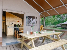 accommodatie-vakantiepark-big-five-safaritent-terras-veranda.jpg