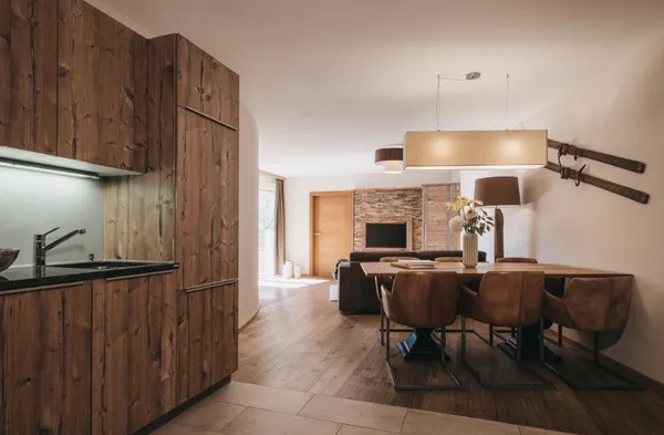 Luxe ingericht appartement met houten keuken en leren stoelen