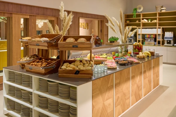 Ontbijtbuffet met vers brood en croissants restaurant Safari Hotel Beekse Bergen