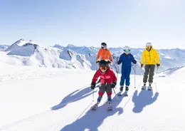 Familie met kinderen is aan het skiën in kindvriendelijk skigebied van Serfaus-Fiss-Ladis