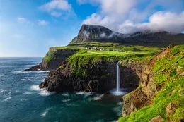Faeroer - The Mulafossure waterfall on a sunny day in the Faroe Islands_shutterstock_1520434082 (Klein).jpg