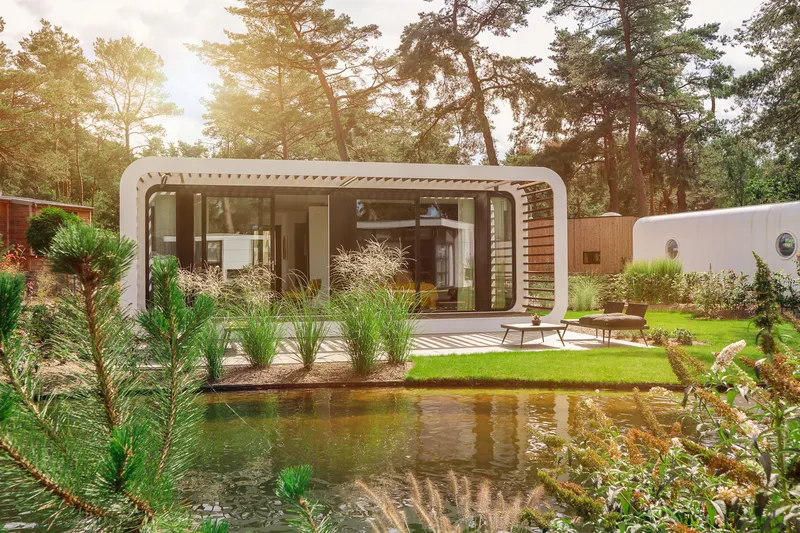 Een moderne en futuristisch ogende Cube vakantiewoning op Droompark De Zanding, gelegen aan het water te midden van de natuur op de Veluwe.