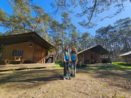 De safaritenten vind je op een 'eigen veldje'