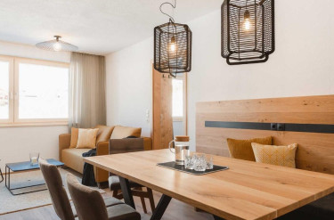 Moderne woonkamer met eettafel en zitbank