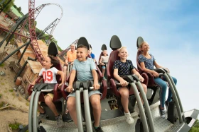 Kinderen gillen van plezier in de karretjes van de Gold Rush achtbaan in Attractiepark Slagharen tijdens de lancering.